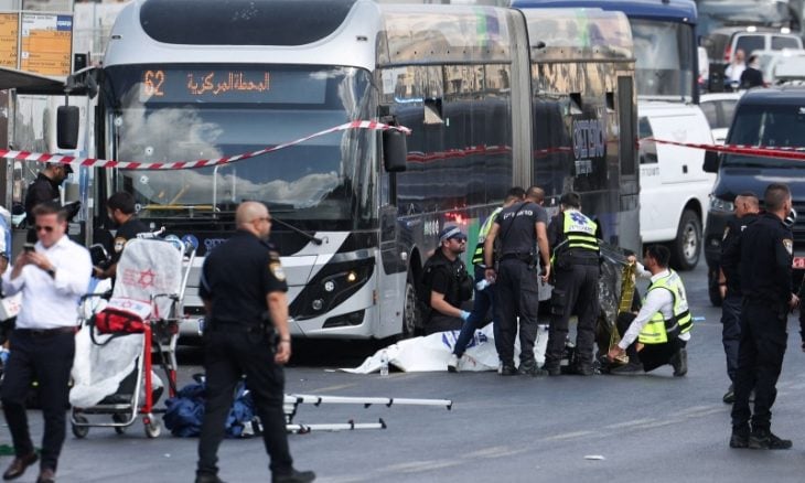 مقتل 6 إسرائيليين في عملية إطلاق نار بالقدس واستشهاد المنفذيْن (فيديوهات)