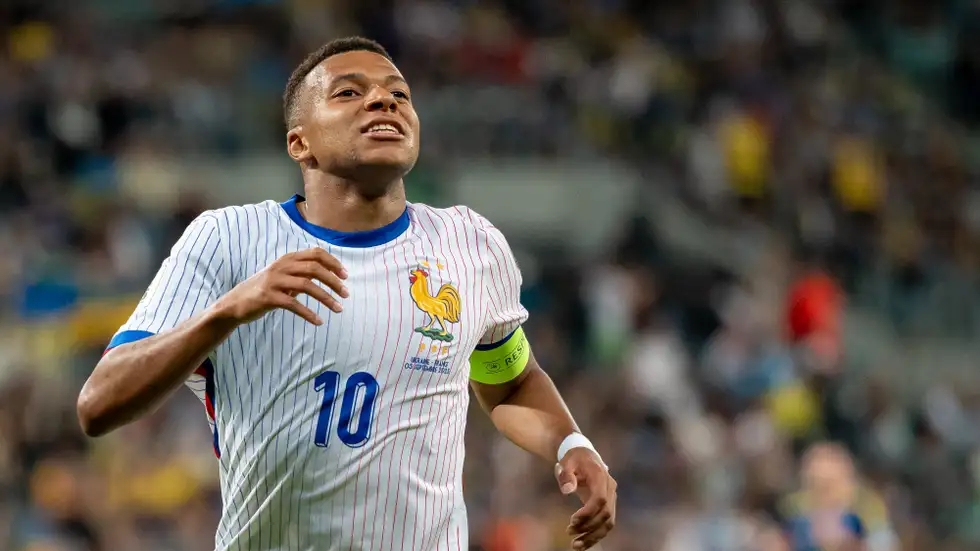 مبابي: سأذهب إلى منزل هذا اللاعب لمنحه الكرة الذهبية