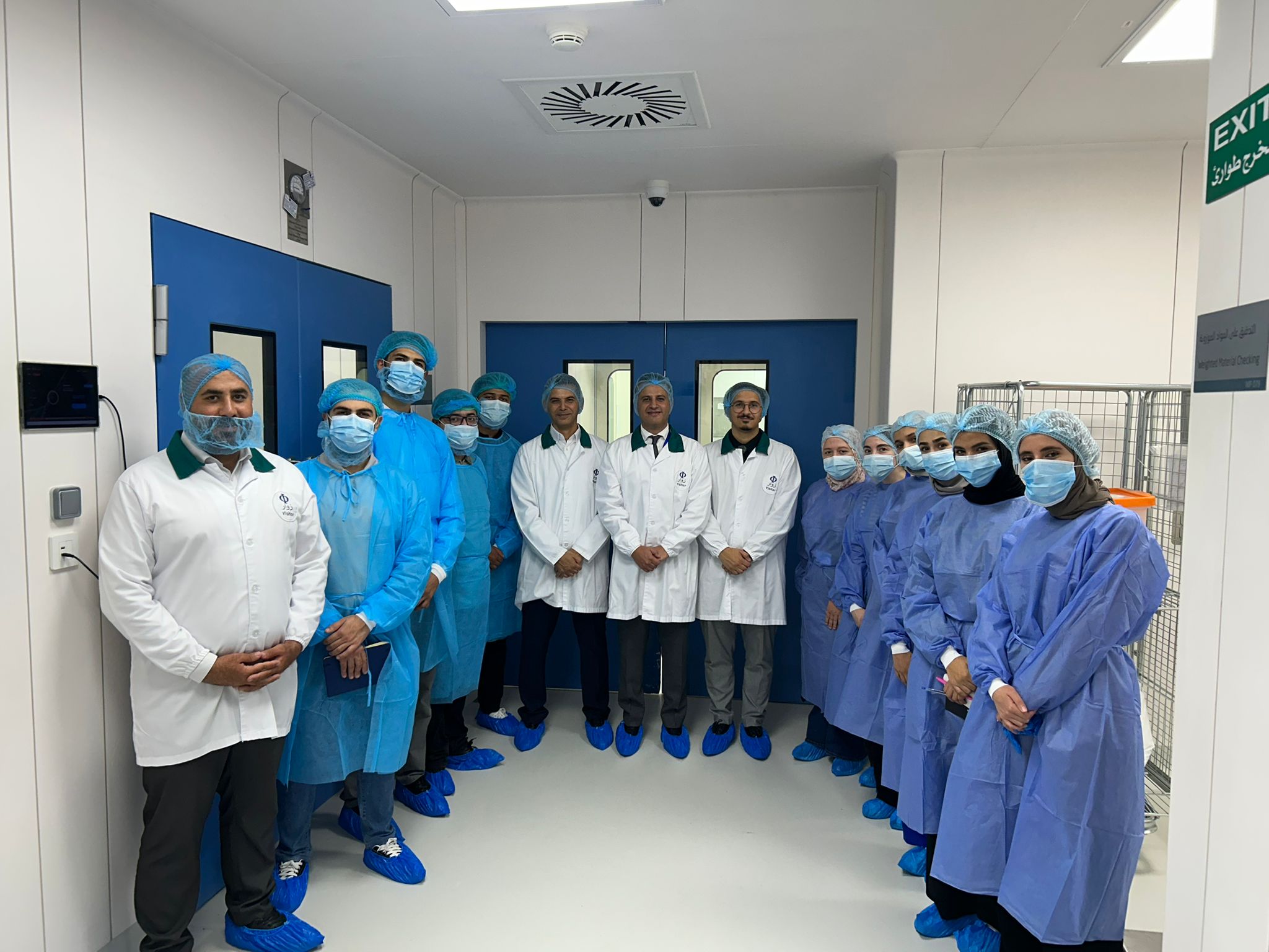 طلبة كلية الصيدلة في جامعة الزيتونة يبدأون برنامجهم التدريبي في مصنع الشركة الدولية للدواء