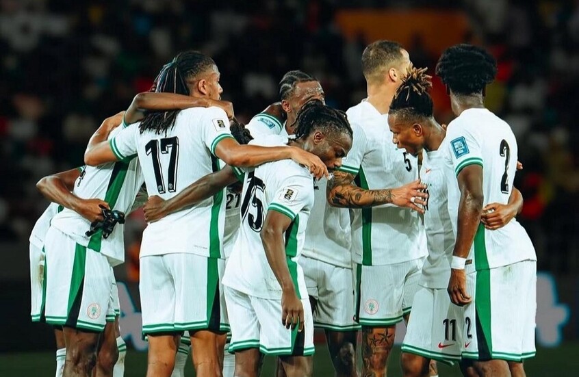 انزلاق جماعي.. سقوط لاعبي نيجيريا عند الدخول إلى الملعب يثير السخرية (فيديو)