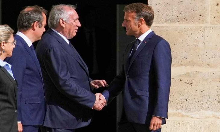 ماكرون يواجه تحدي تعيين رئيس وزراء جديد وسط أزمة سياسية في فرنسا