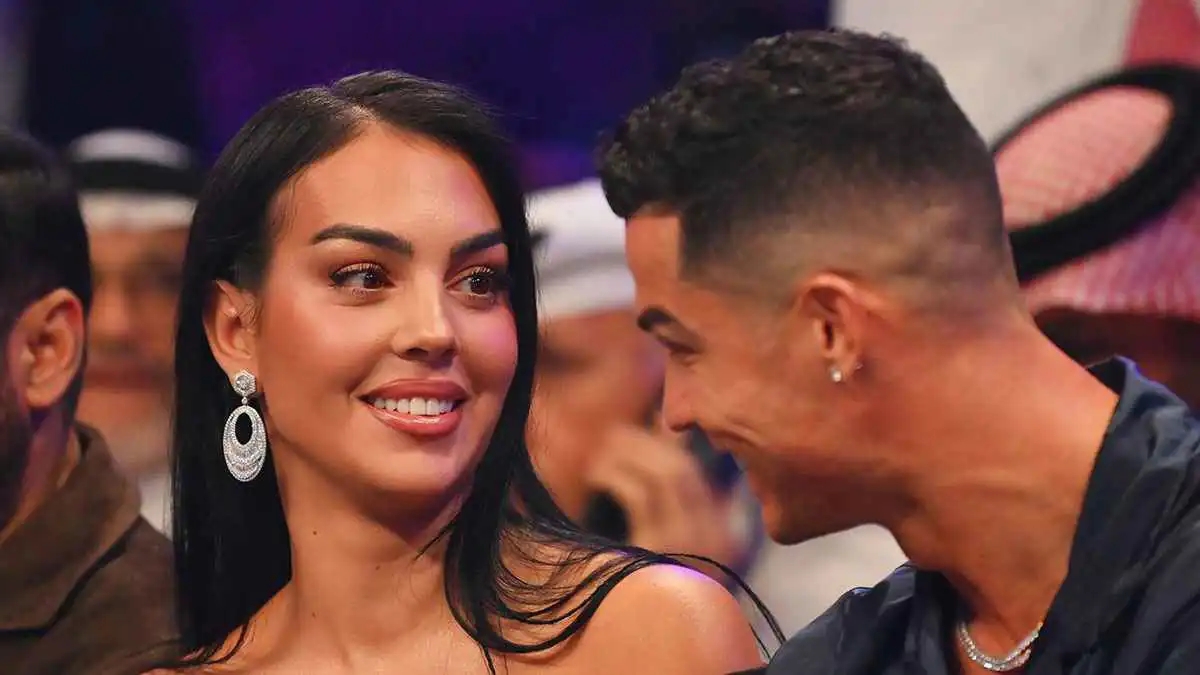 أرمينية تلفت انتباه رونالدو .. يبادلها النظرات والابتسامة (فيديو)