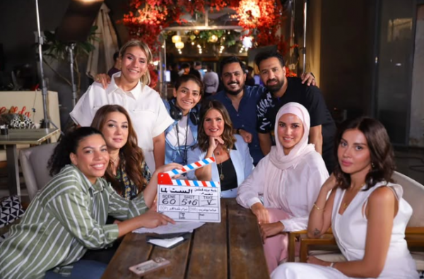 يسرا تنشر صورة جديدة من كواليس فيلم الست لما