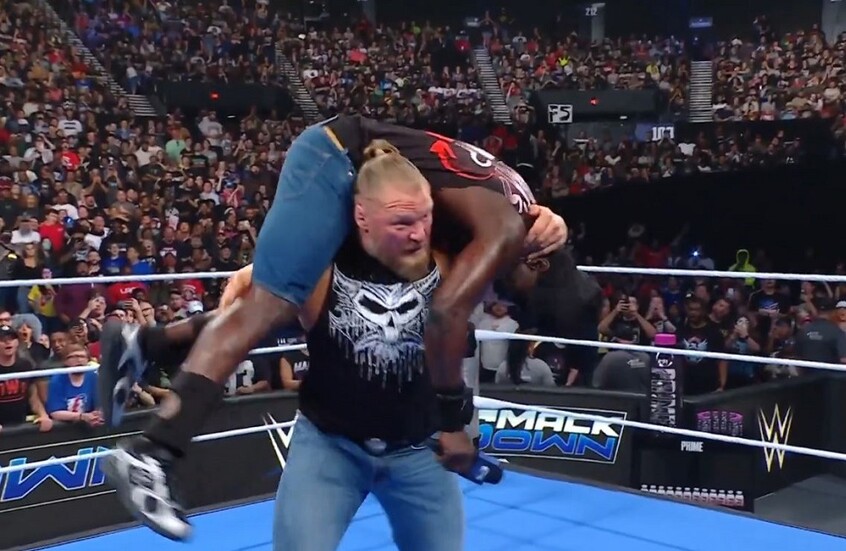 انقطع بنطال الوحش.. بروك ليسنر يتعرض لموقف محرج في عرض سماكداون (فيديو)