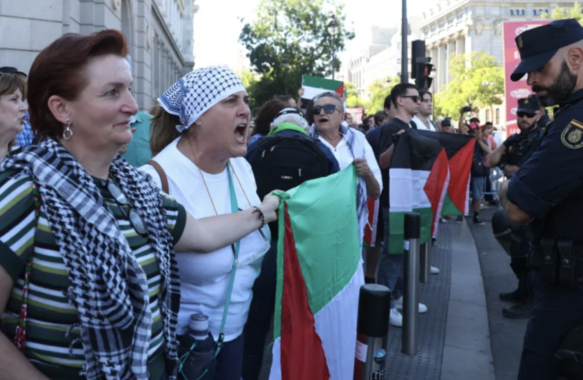 رئيس وزراء إسبانيا يشيد بالمتظاهرين المؤيدين لفلسطين رغم تأثيرهم على سباق الدراجات