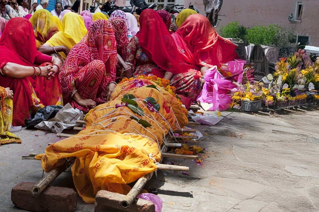 اعتقدوا أنه مات.. مراهق يسعل فجأة أثناء جنازته