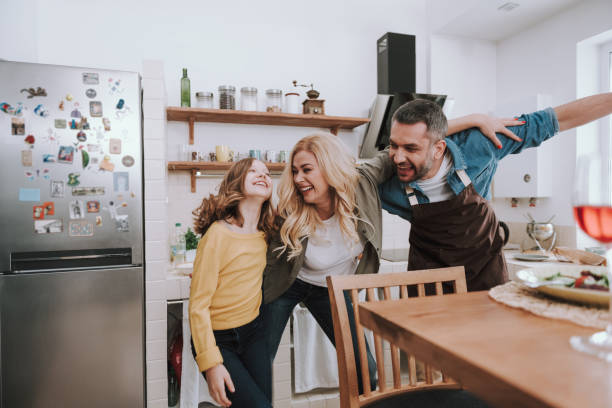 زوجان يكتشفان تذكرة يانصيب رابحة بعد أيام من نسيانها على الثلاجة