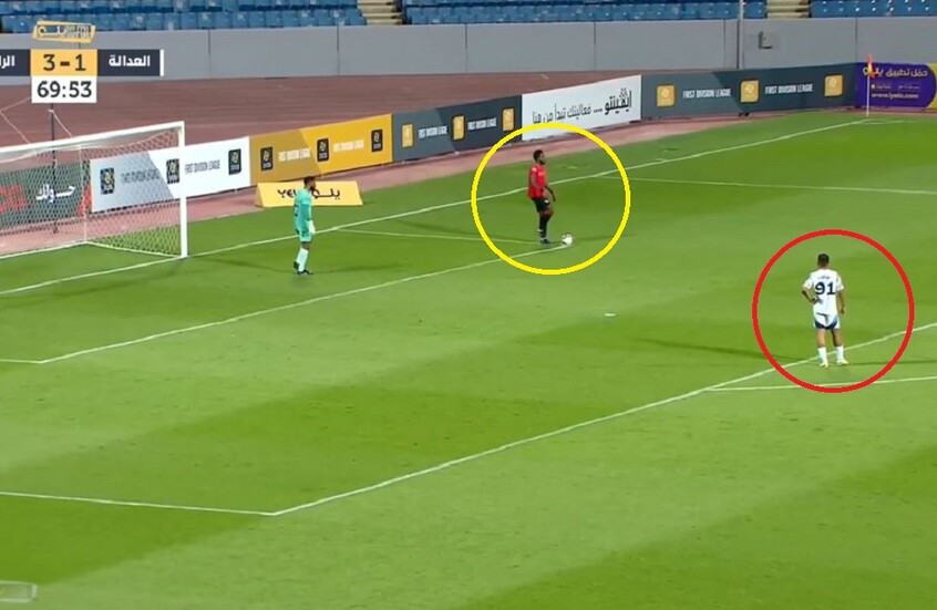 هدف غريب في الدوري السعودي.. مدافع يثير الجدل بتمريره كرة للمنافس (فيديو)