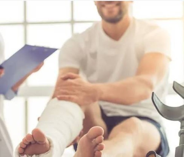 اختراع صيني.. لاصق يصلح كسور العظام خلال دقائق