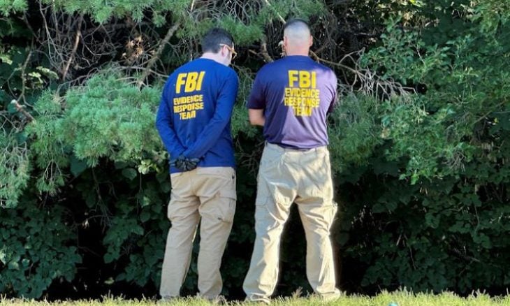 سائق يقتحم بسيارته بوابة مقر مكتب التحقيقات الفيدرالي