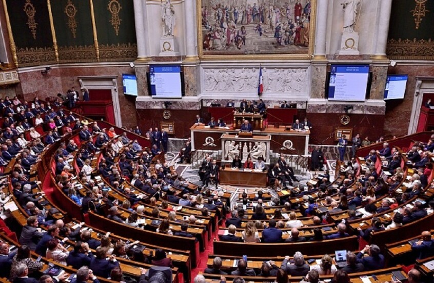 فرنسي يتبرع بـ600 واق ذكري للبرلمان الفرنسي ويكشف السبب