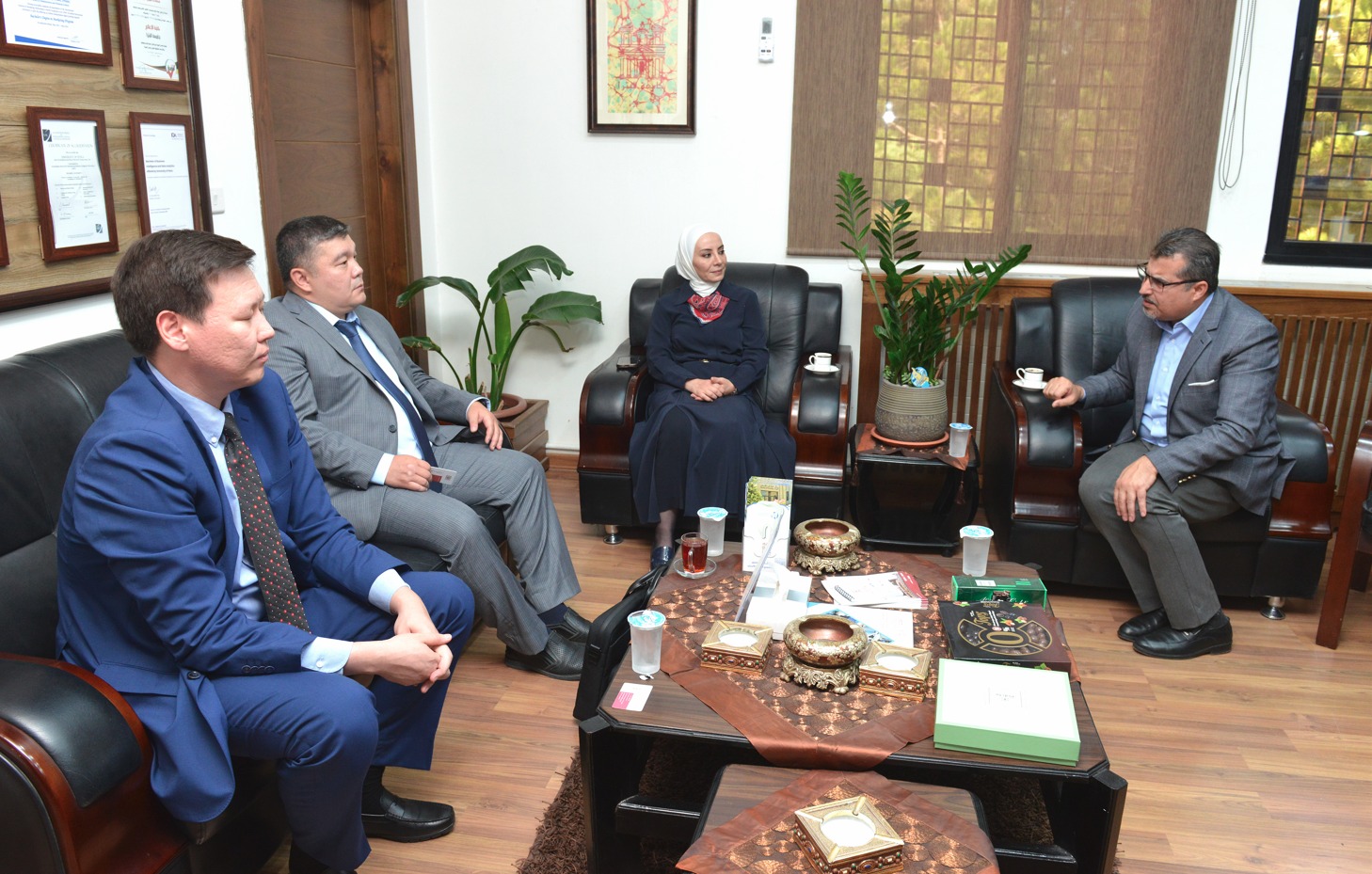 رئيس جامعة البترا يستقبل وفداً من سفارة كازاخستان في عمّان