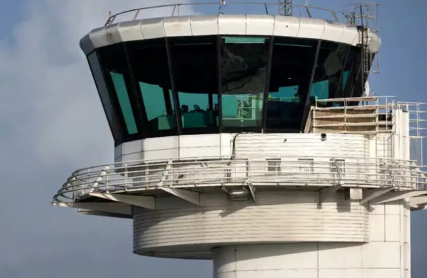 واقعة خطيرة.. مراقب جوي يغفو وطائرة تحوم ساعة كاملة حول المطار بانتظار إذن الهبوط