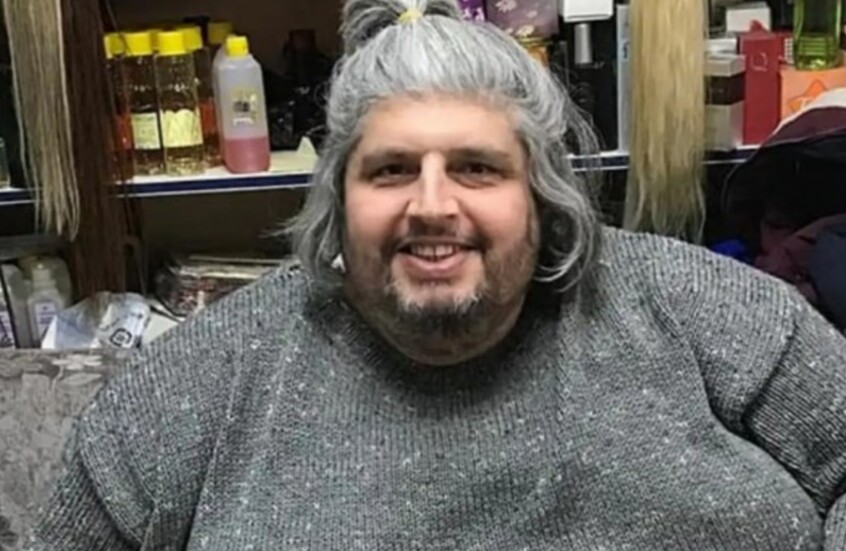 رافعة تنقل جثمان أحد أضخم الرجال في العالم (فيديو)