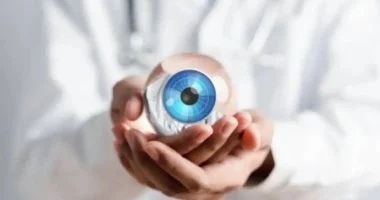 بعد 20 عاما و50 عملية لم تنجح.. عودة البصر لرجل بـ زرع سن في عينه