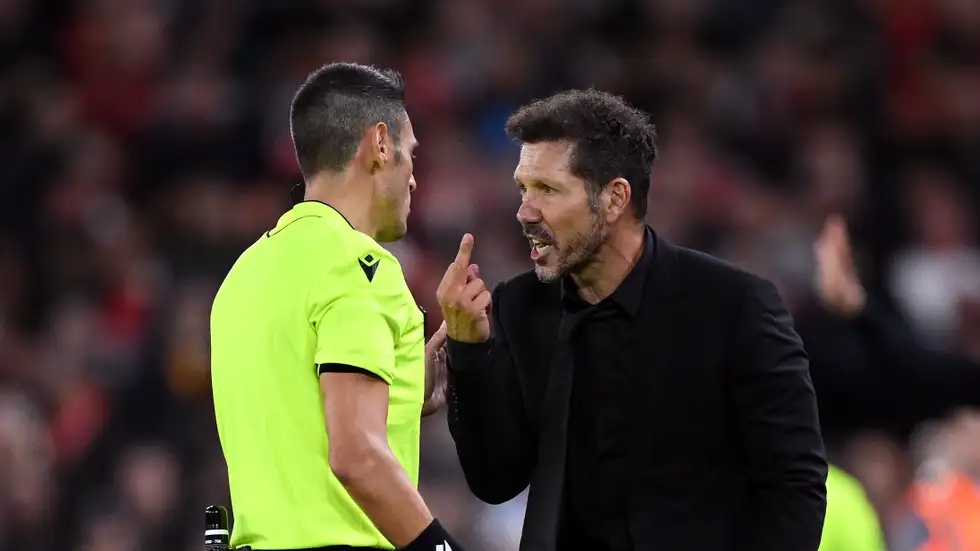 سيميوني عن طرده: تعرضت للسب طوال 90 دقيقة