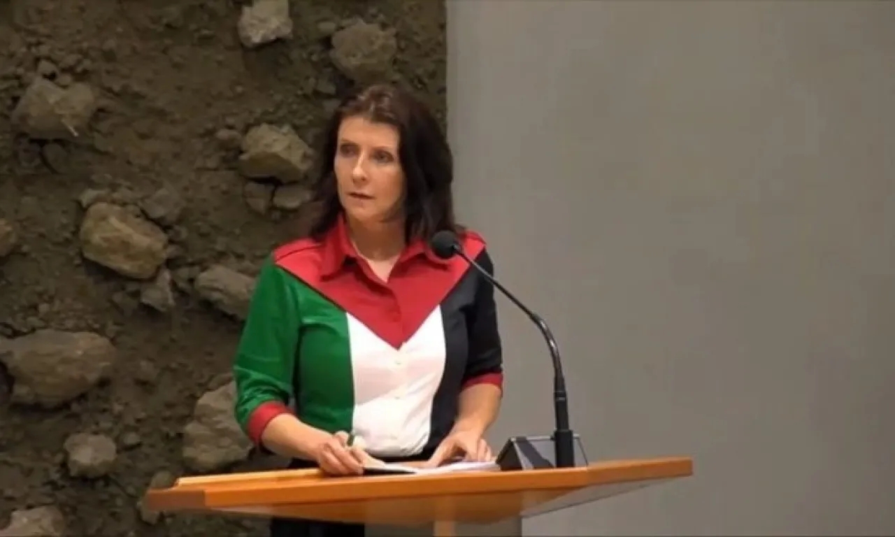 نائبة هولندية ترتدي ألوان علم فلسطين تحت قبة البرلمان وتثير جدلاً واسعاً