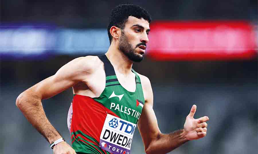 في طوكيو... الرياضي الفلسطيني دويدار ينهي سباق 800م وعلم فلسطيني يزين صدره