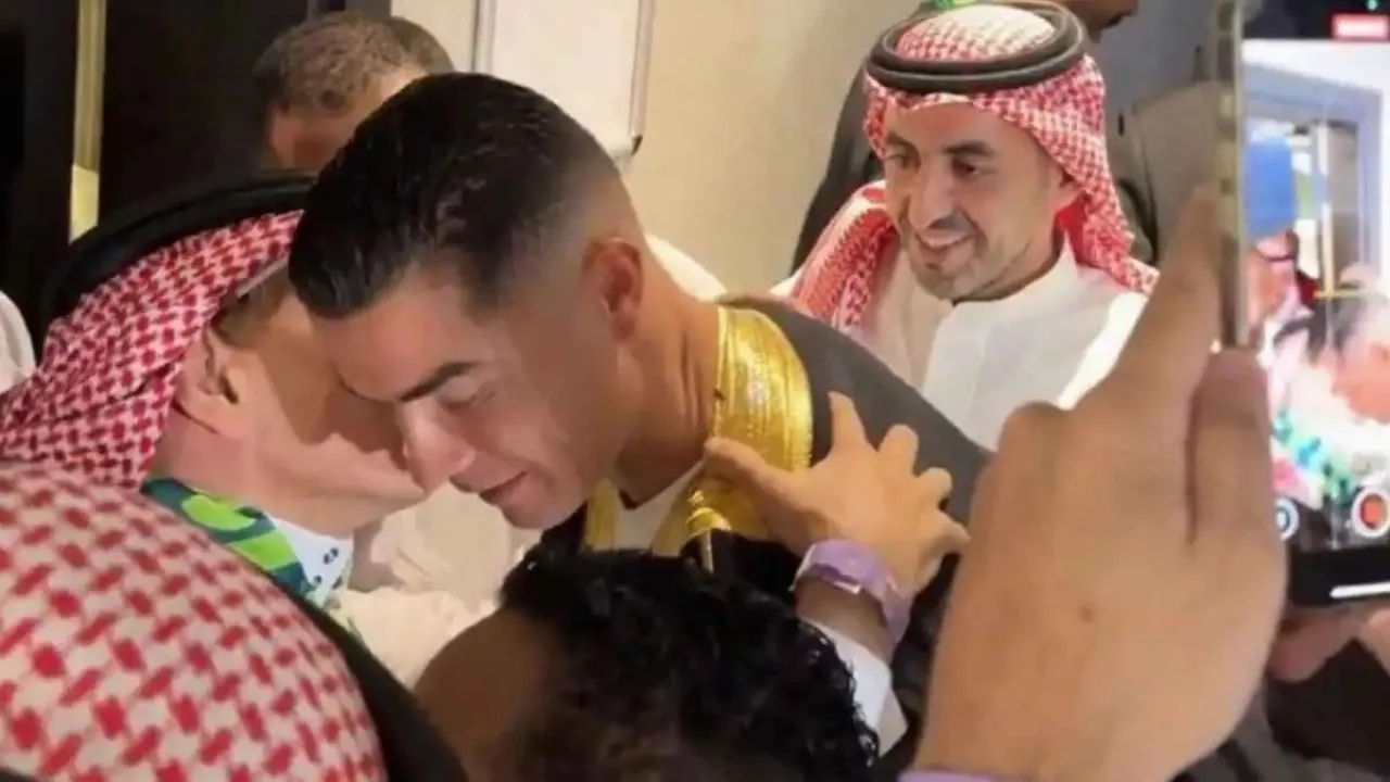 كم دفع إبراهيم الفريان لإهداء البشت العربي لرونالدو ؟ (فيديو)