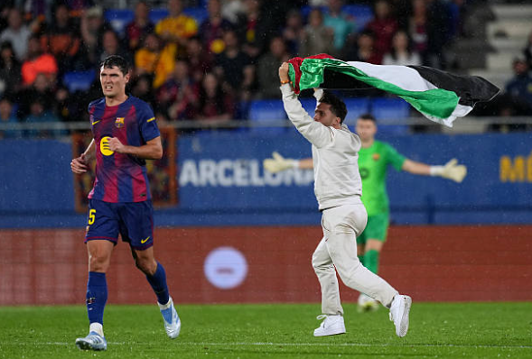 شاهد مشجع يقتحم مباراة برشلونة وخيتافي ملوّحا بعلم فلسطين