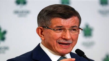 داوود أوغلو ينصح أردوغان بعدم إبرام اتفاقيات تجارية مع أمريكا دون وقف النار في غزة