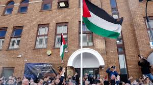 رفع علم فلسطين على مبنى البعثة في لندن
