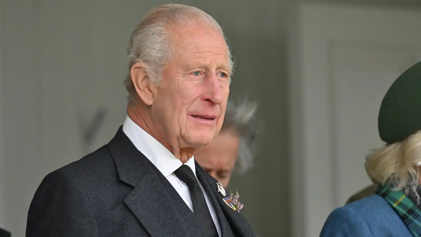 الملك تشارلز يلتقي أكبر معمّرة في العالم (فيديو)