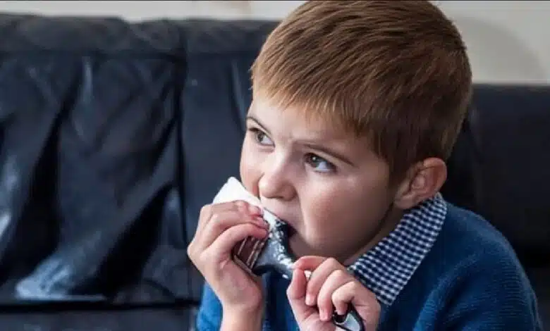 يأكل جدران غرفته.. عائلة تبحث عن منزل آمن لطفلهم المدمر