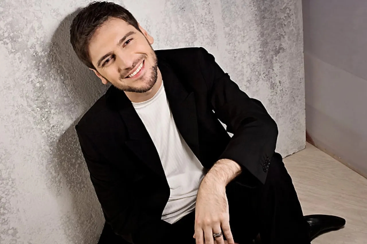 سامي يوسف يحيي حفلاً في المدرج الروماني