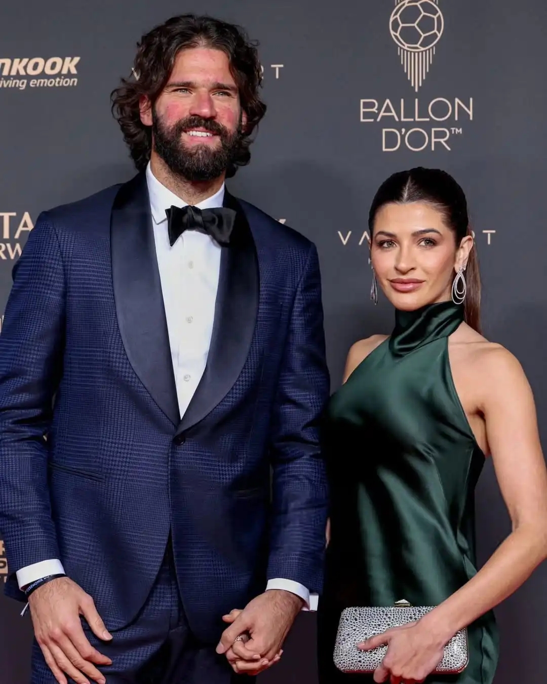 النجوم وزوجاتهم.. أفضل الصور من حفل الكرة الذهبية (شاهد)