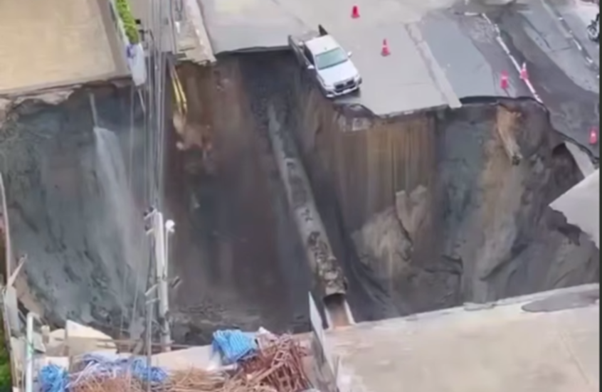 تايلاند.. حفرة عملاقة تبتلع طريقا في بانكوك