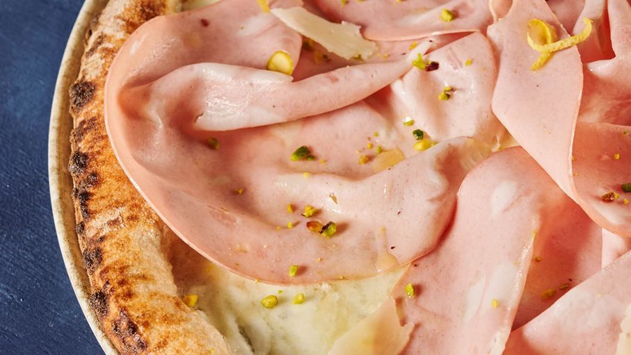 فضيحة غذائية.. مرتديلا مضروبة بجلود وعظام