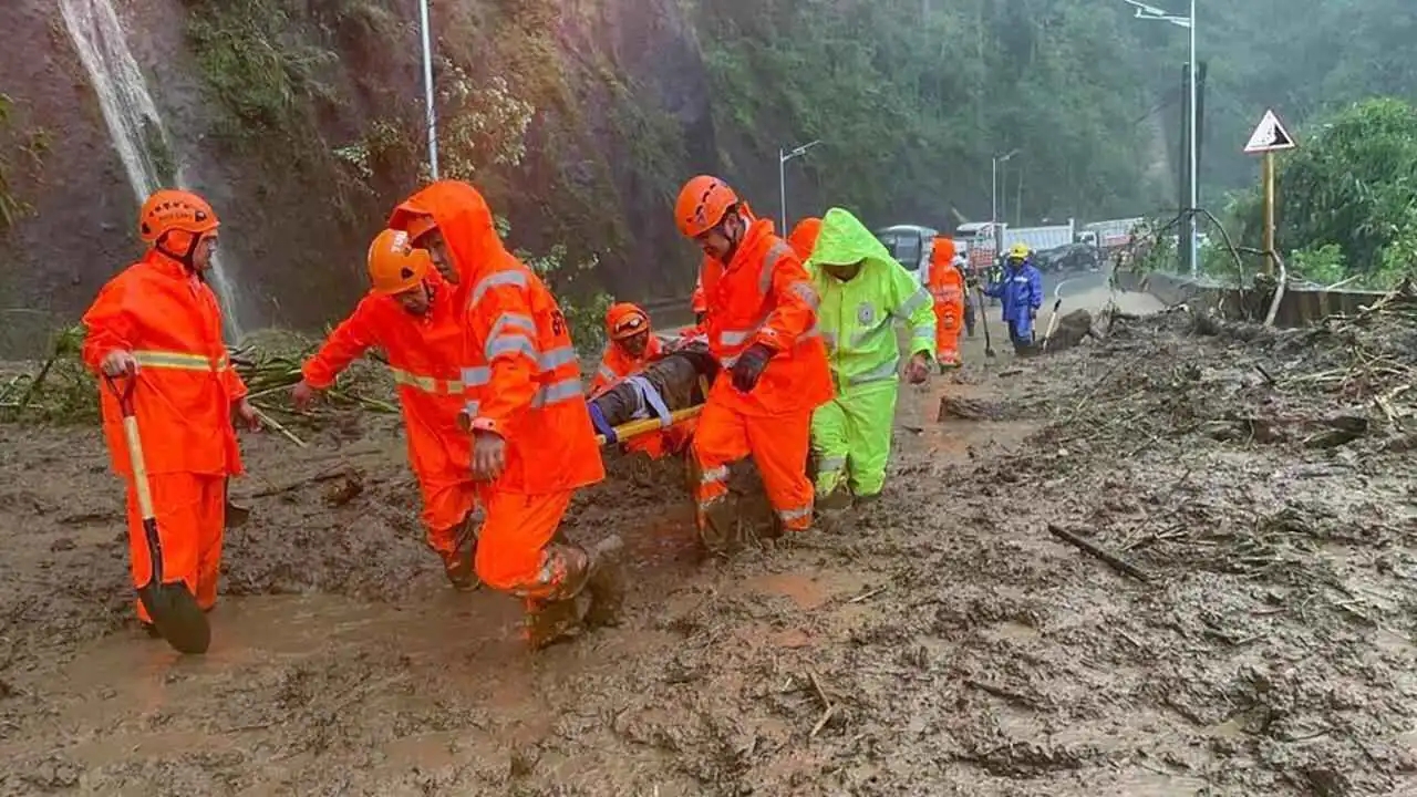 تايوان تحت ضربات اعصار راغاسا.. انهيار سد يودي بحياة 14 شخصًا