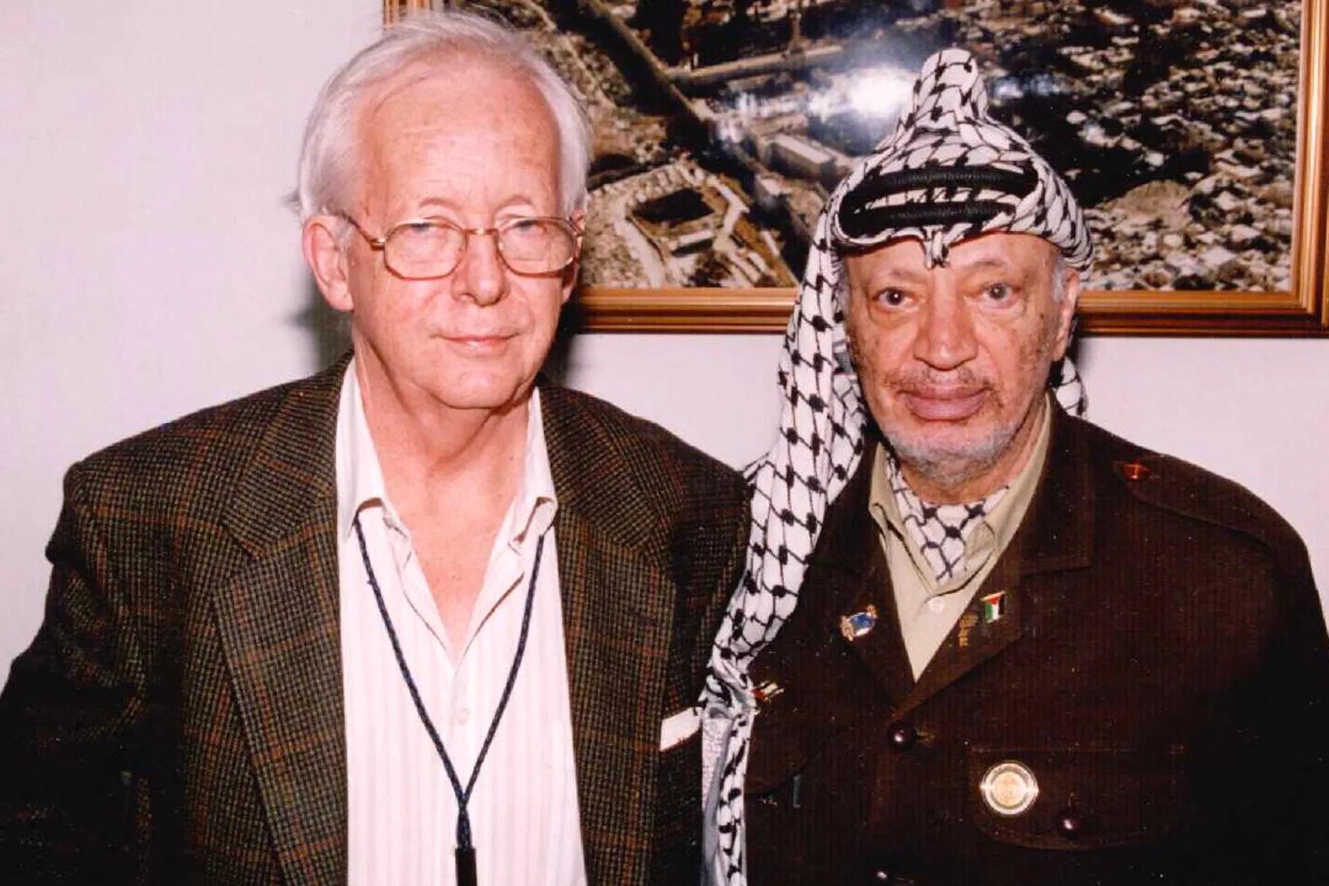 وفاة الصحفي ديفيد هيرست.. 5 عقود من الكتابة المتخصصة عن الشرق الأوسط