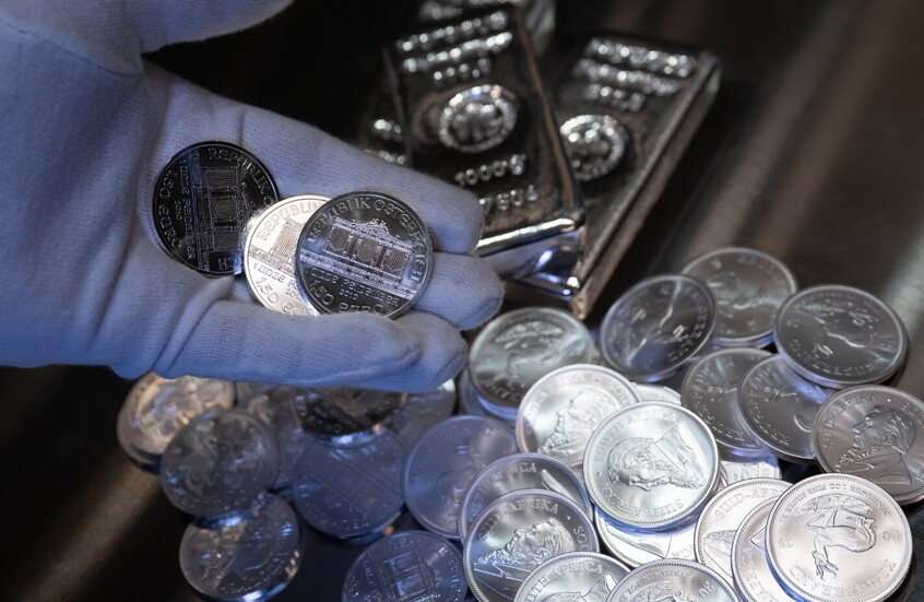 الفضة تسجل أعلى مستوى في 14 عاما