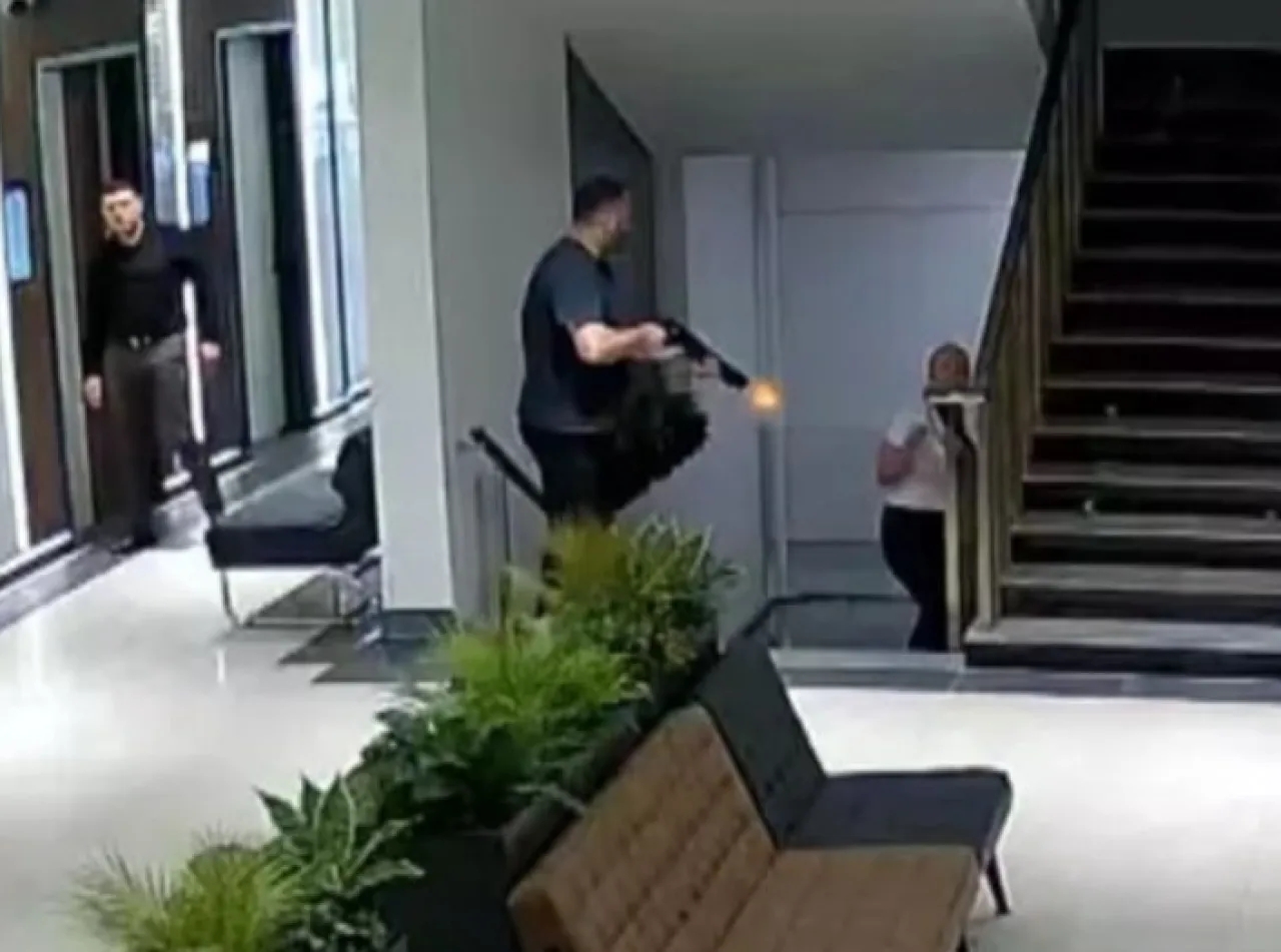 كاميرات مستشفى توثق لحظة مقتل سيدة على يد طليقها  فيديو