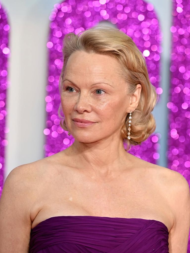 باميلا أندرسون وميغان ماركل تتحديان معايير الجمال.. هل يبدأ عصر التحرر من المكياج؟