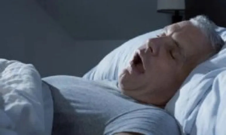 مراهق يحاول قتل عمه بسبب شخيره