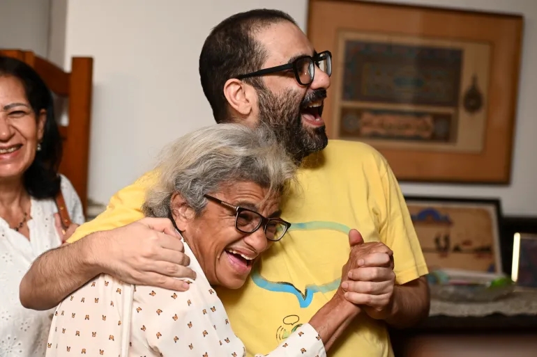 الناشط المصري علاء عبد الفتاح يخرج من السجن بموجب عفو رئاسي