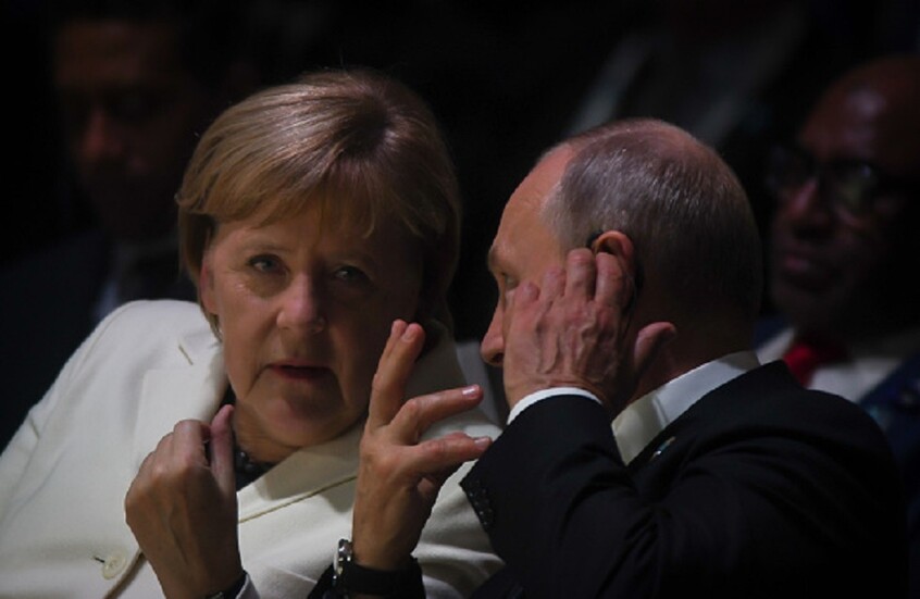 ميركل تكشف تناقض موقفها مع بوتين حيال أكبر كارثة في القرن العشرين