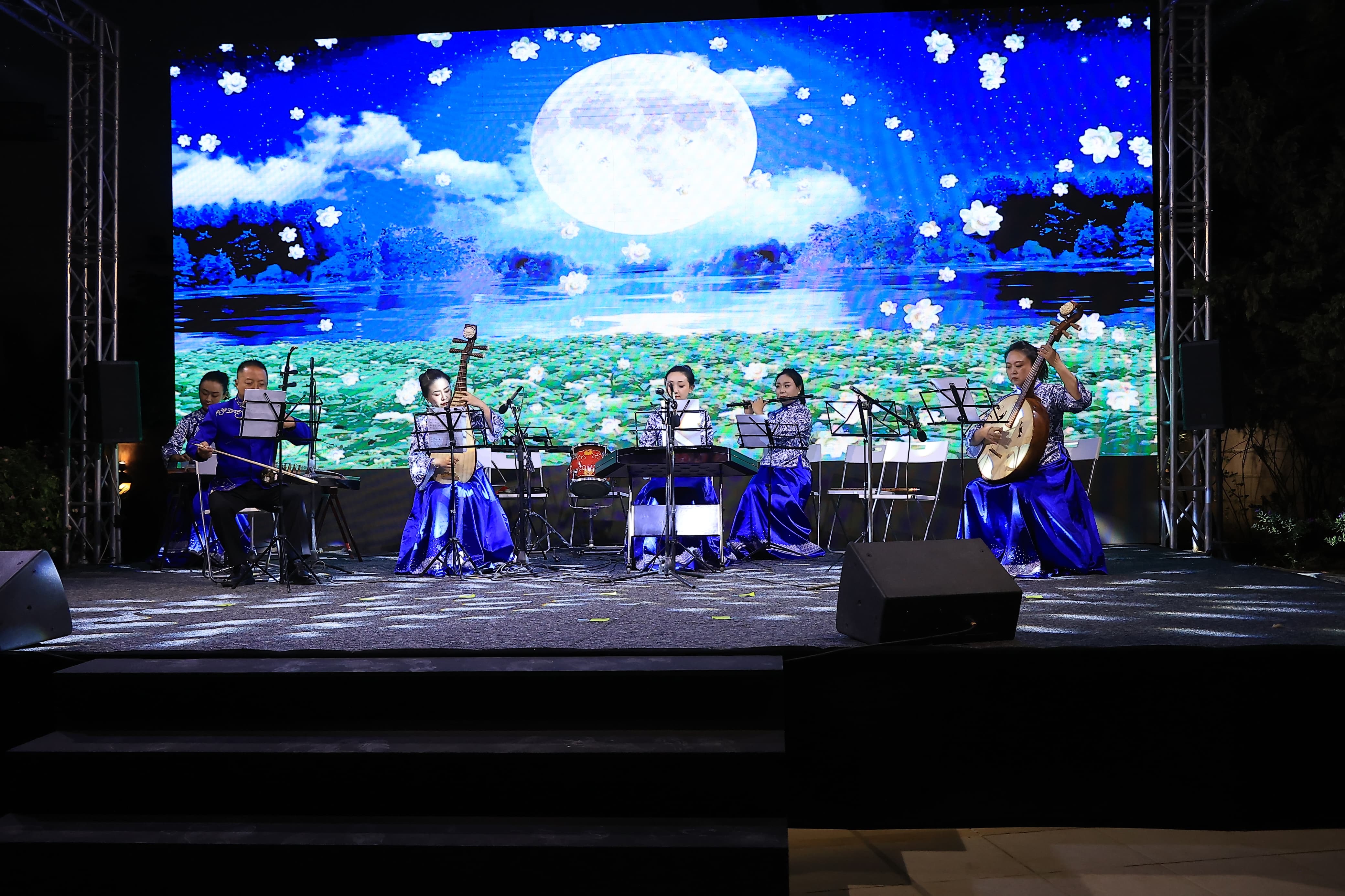 لحظة لا تُنسى.. يعيشها جمهور كبير بحفل للموسيقى التقليدية الصينية في عمان