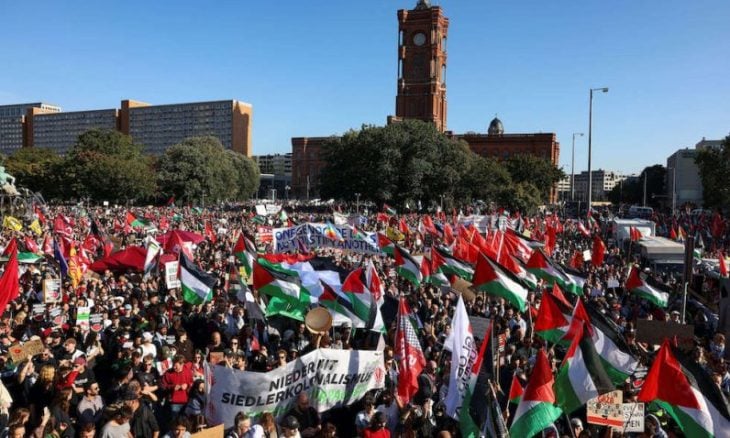 عشرات الآلاف يشاركون في احتجاجات حاشدة بالعاصمة الألمانية تضامنا مع غزة (صور وفيديو)