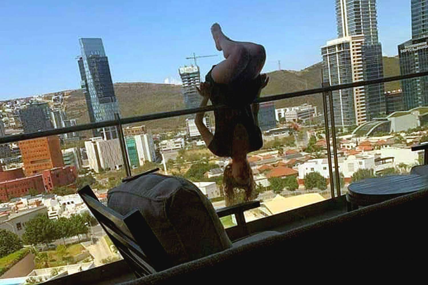 فنانة تركية تسقط من شرفة منزلها وتفارق الحياة فيديو