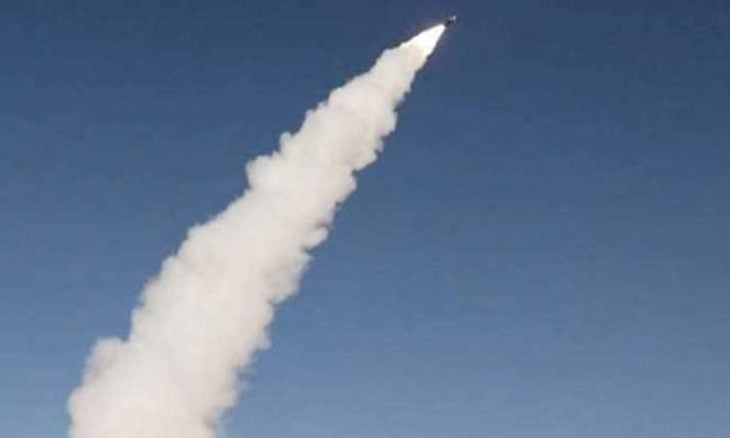 حريق في سفينة تعرضت لهجوم جنوب شرق عدن