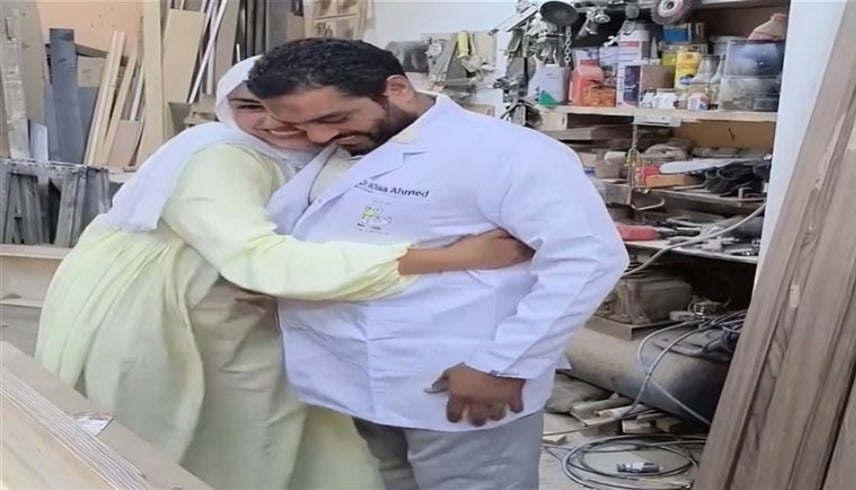 مشهد مؤثر.. طالبة طب تُكرم والدها في ورشته البسيطة وتثير تفاعلاً واسعاً
