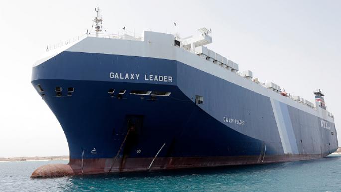 هجوم حوثي يشعل النار في سفينة شحن بخليج عدن ويصيب 2 من طاقمها