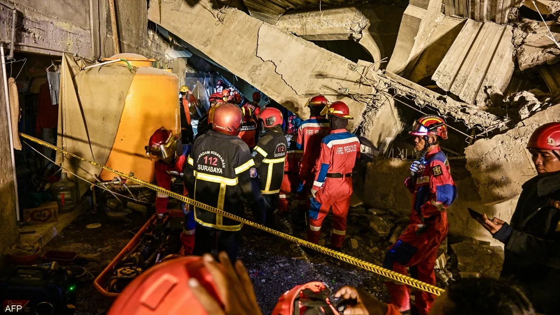 إندونيسيا.. قرابة 100 طالب تحت أنقاض مدرسة انهارت عليهم .. فيديو