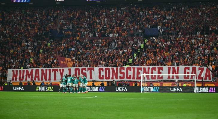 مشجعو غلطة سراي يرفعون لافتة دعم لغزة في مباراة دوري الأبطال أمام ليفربول