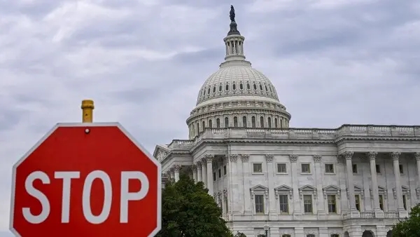 أميركا تدخل رسمياً في حالة الشلل ووزارات توقف عملها.. ماذا يعني الإغلاق الحكومي؟