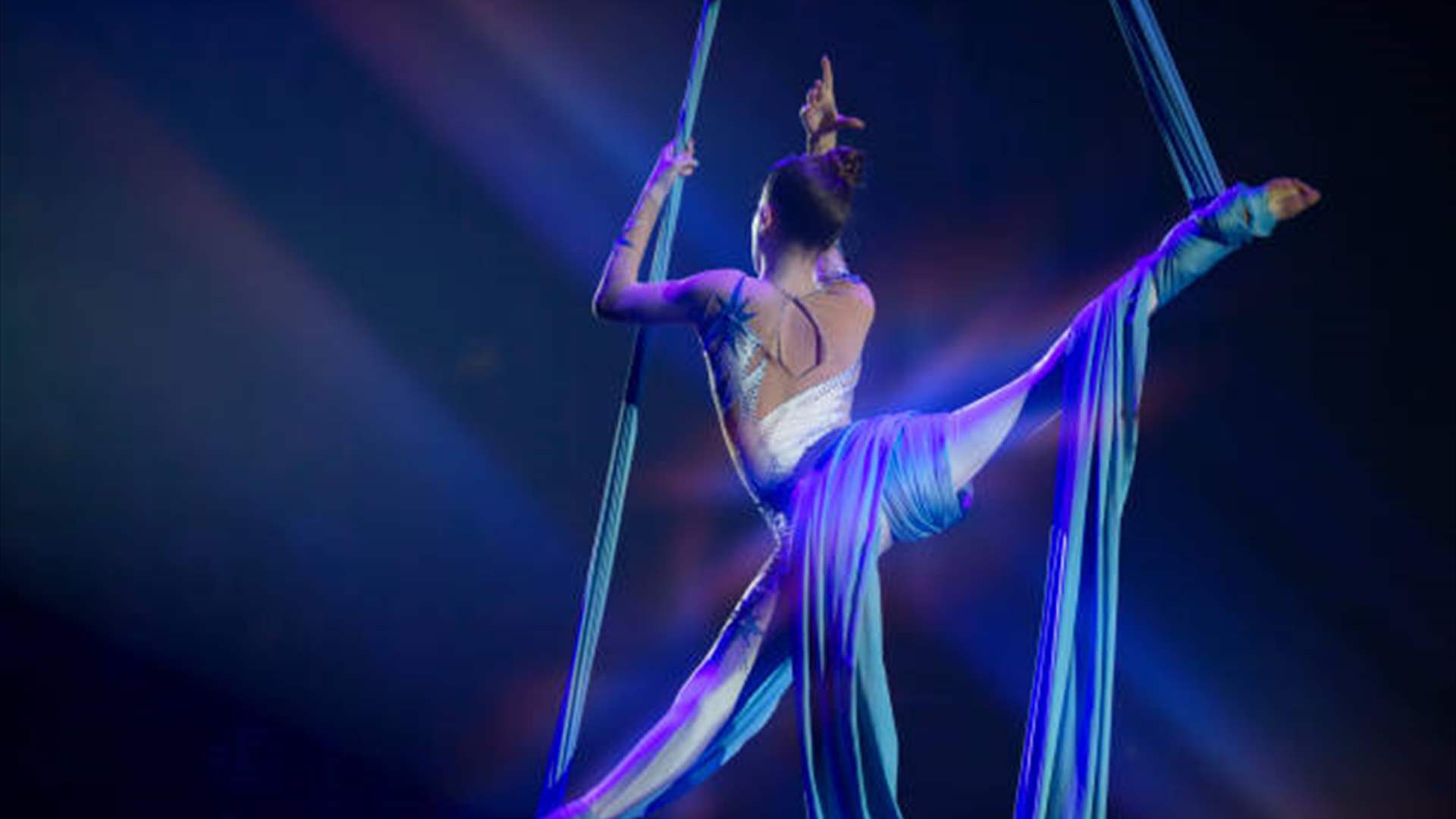 من ارتفاع 16 قدماً.. سقوط مروع ينهي حياة فنانة بهلوانية أمام 100 متفرج